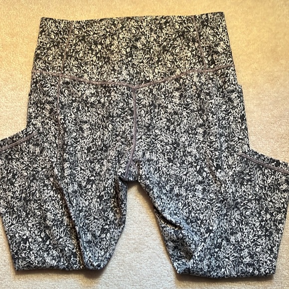 Athleta LP cream or light grey & black pattern crop leggings - Picture 5 of 5